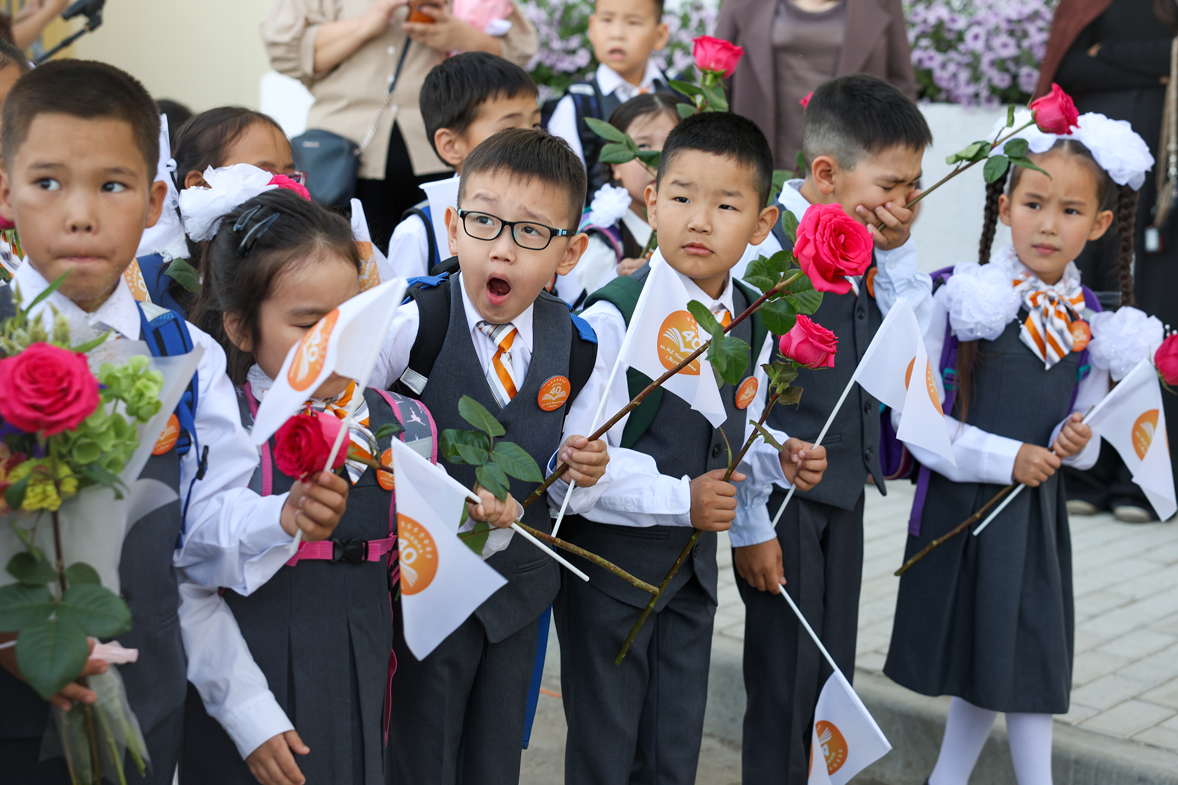 Якутск.

В некоторых&nbsp;городах&nbsp;в 2025 году торжественные линейки по соображениям безопасности прошли без родителей или в помещениях школы.