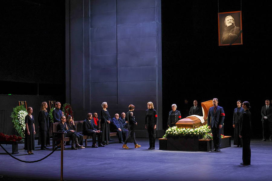 Прощание с Симоновым на исторической сцене Театра Вахтангова