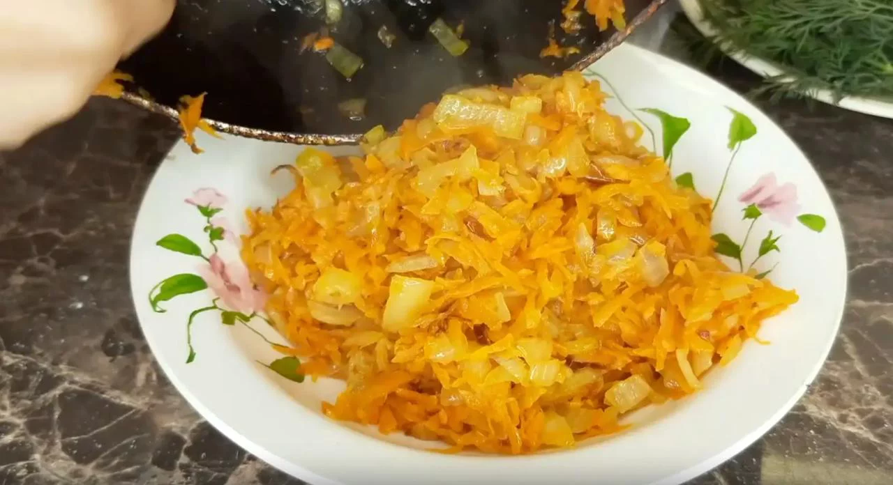 Поджарьте лук и морковь