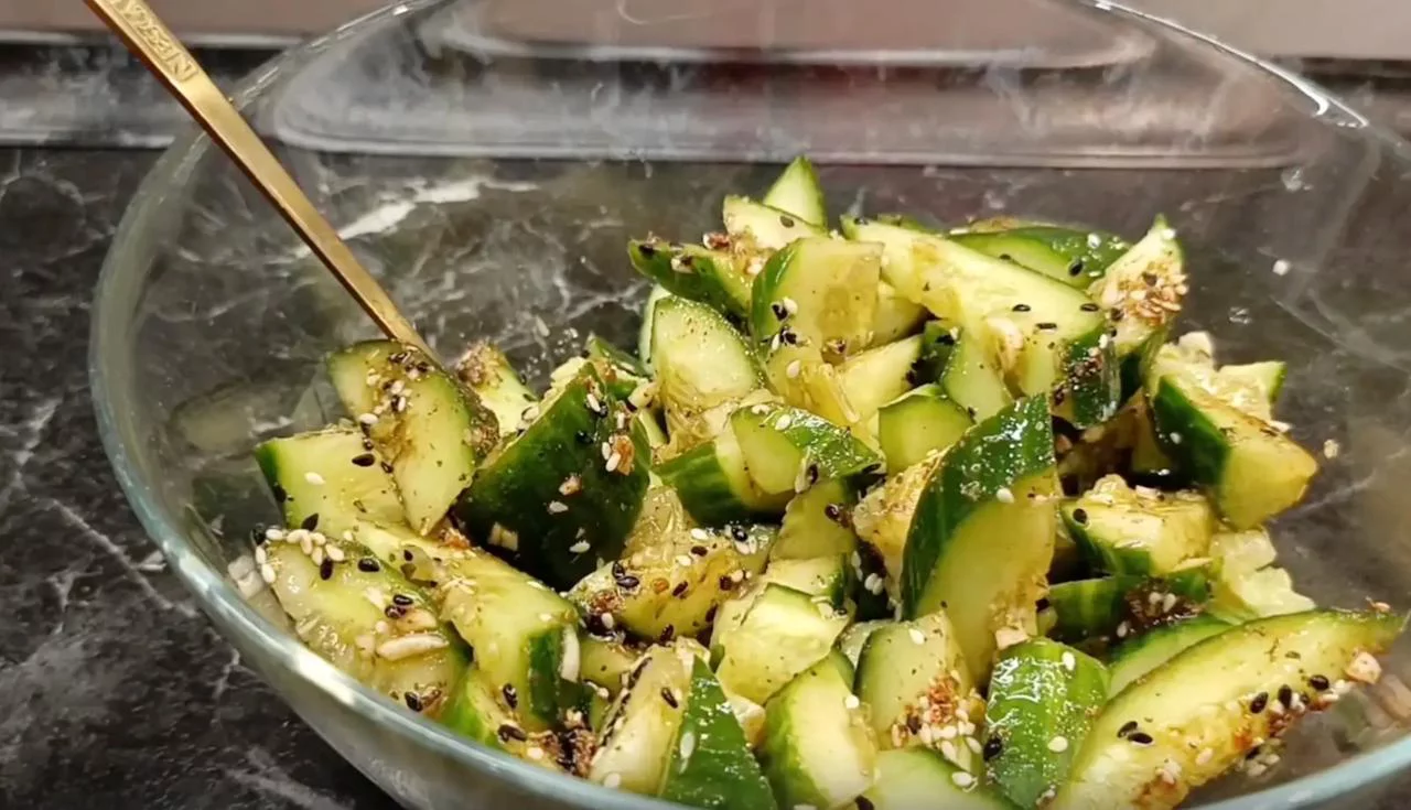 Украсьте салат кунжутом