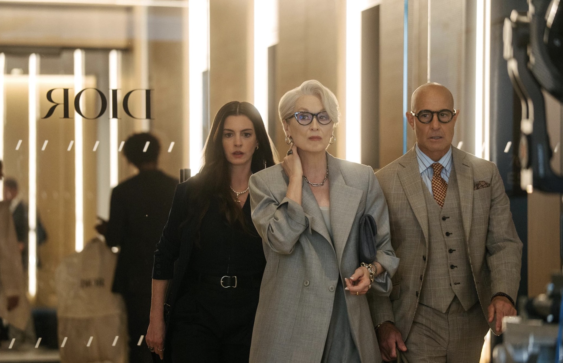 Энн Хэтэуэй, Мэрил Стрип и Стэнли Туччи в фильме «Дьявол носит Prada 2»