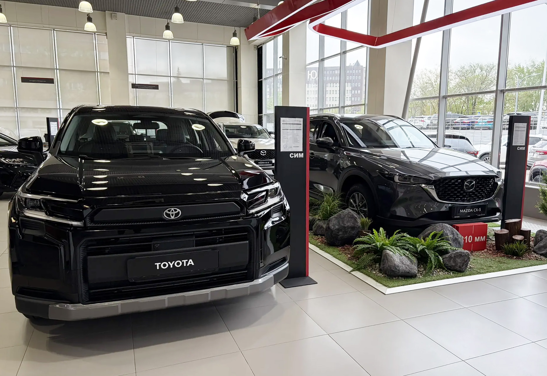 В продаже имеются Toyota RAV4 2025 и 2026 годов выпуска. Цены у дилеров отличаются и меняются каждую неделю.
