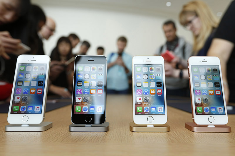 Представил устройство вице-президент Apple Грег Джосвяк.​ В США iPhone SE поступит в продажу в конце марта, в России &mdash; в начале апреля.