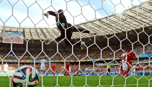 Алжирский вратарь Раис М’Боли пропускает мяч  во время игры  в Руппе Н  Бельгия - Алжир. 17 июня, Белу-Оризонти, Бразилия. 