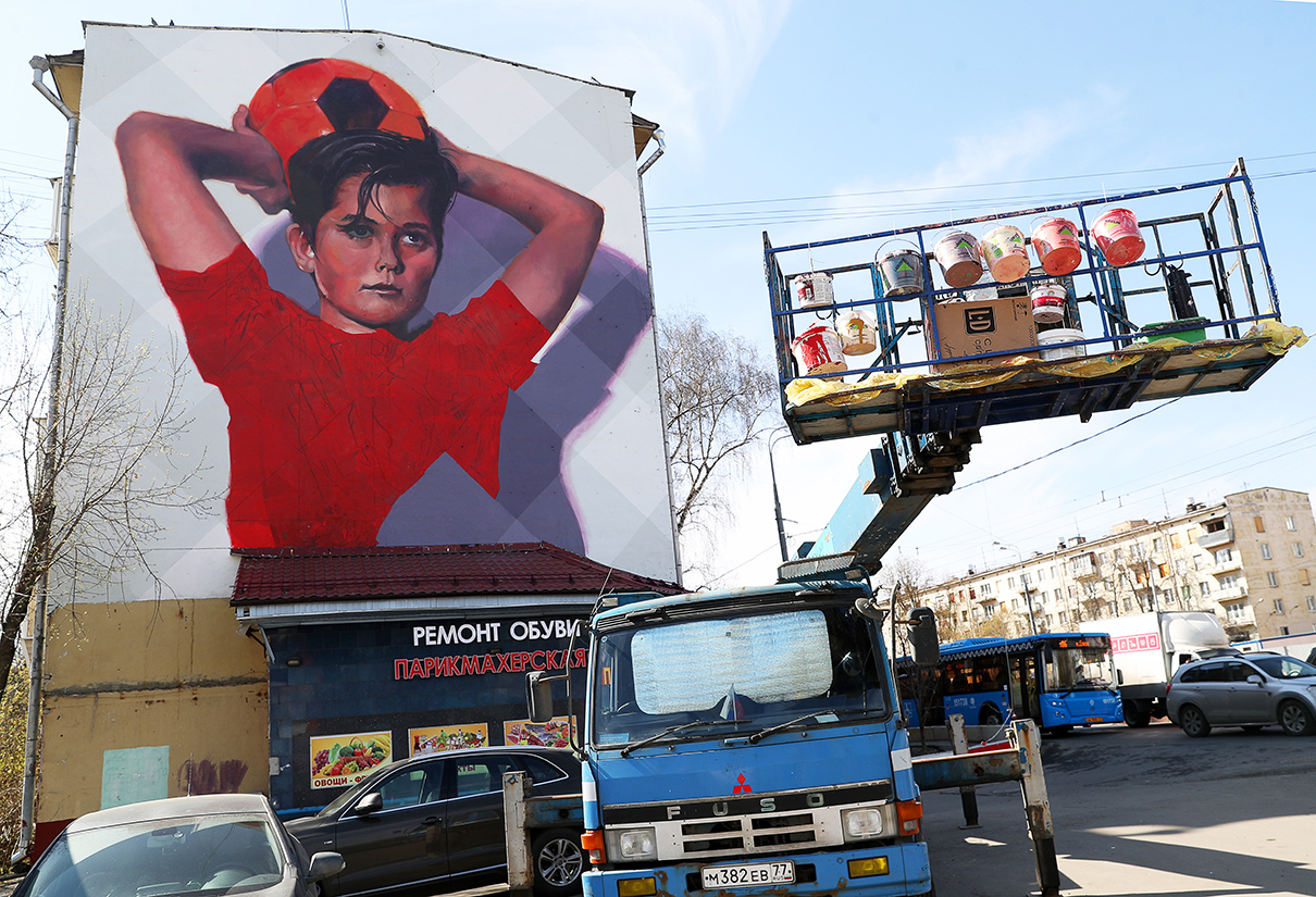 Во время создания граффити, посвященного чемпионату мира по футболу 2018 года, на фасаде дома №&nbsp;21 на проспекте Маршала Жукова