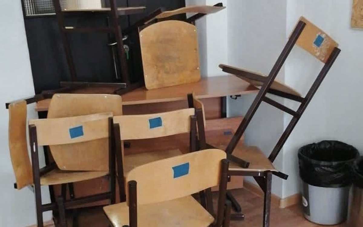 круг из стульев в школе