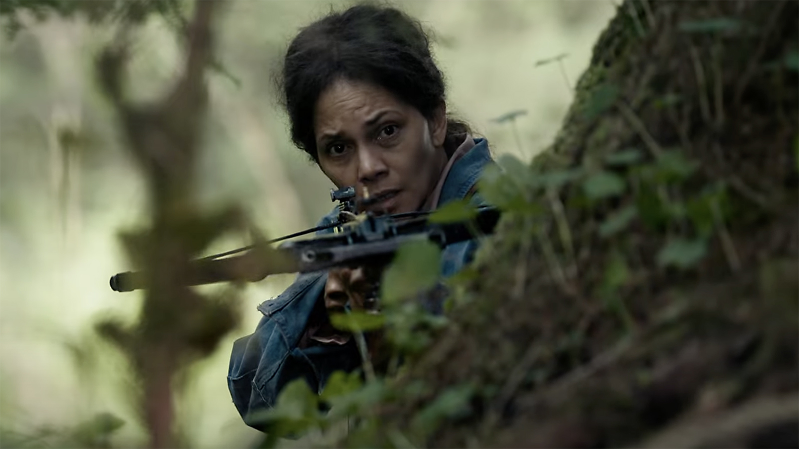 ол телефонмен сөйлескен кезде кисканы жалайды