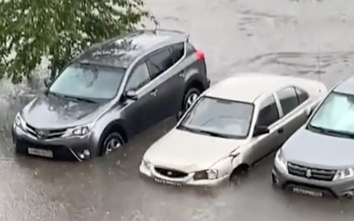 В Москве машины «поплыли» после сильного ливня. Видео — новость на Yarach  Новостях