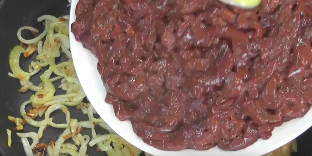 Обжарьте печень с луком