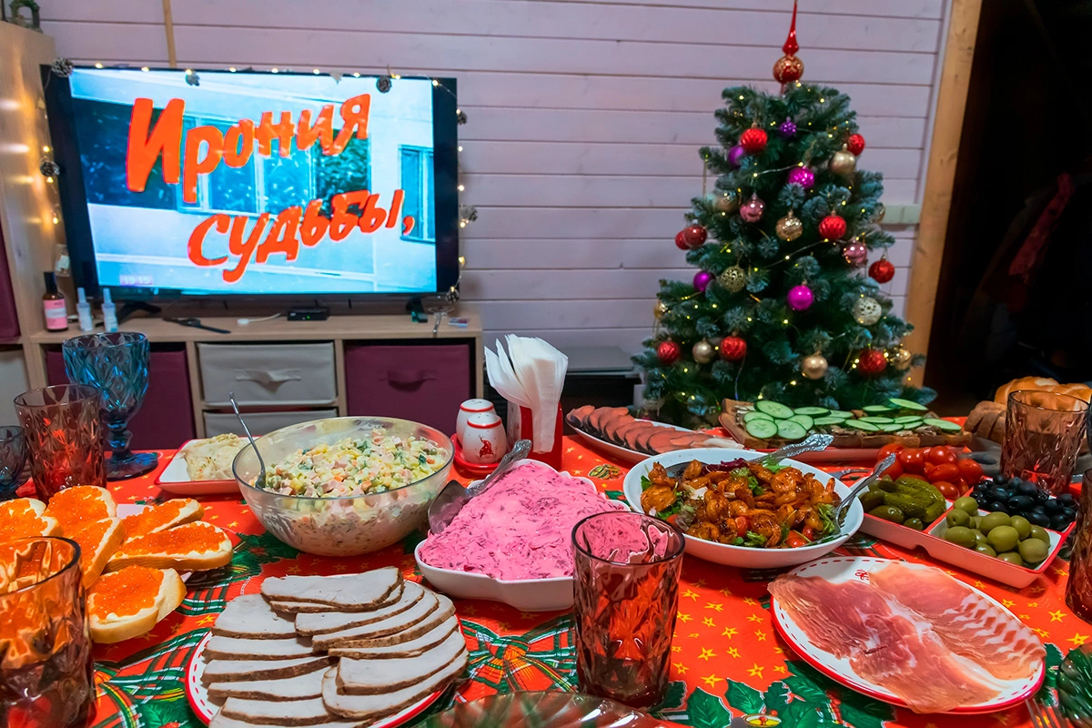 Не увлекайтесь за новогодним столом жирным мясом и майонезными салатами