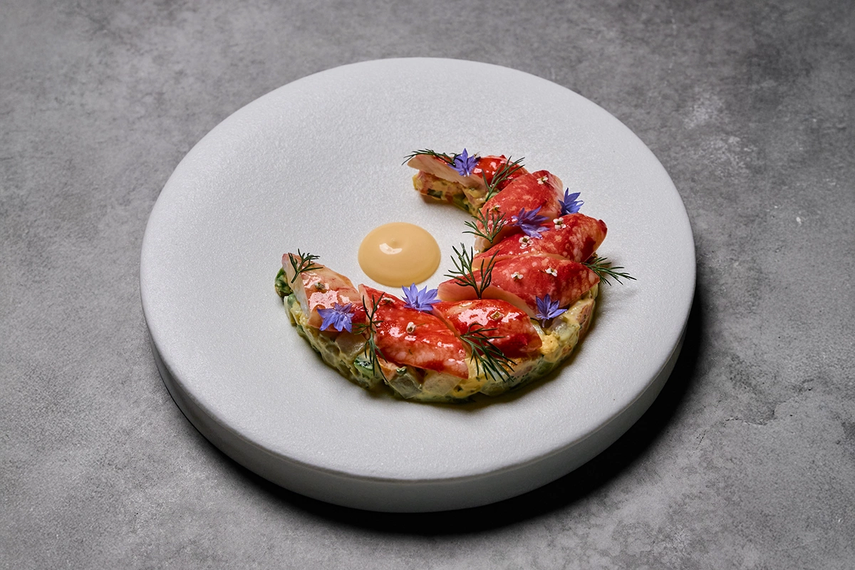 Оливье из печеных овощей с камчатским крабом, домашним майонезом со сладким чили