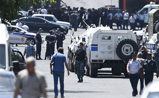 Полицейские и специальная техника перед началом спецоперации у захваченного здания отделения полиции в Ереване. 17 июля 2016 года


