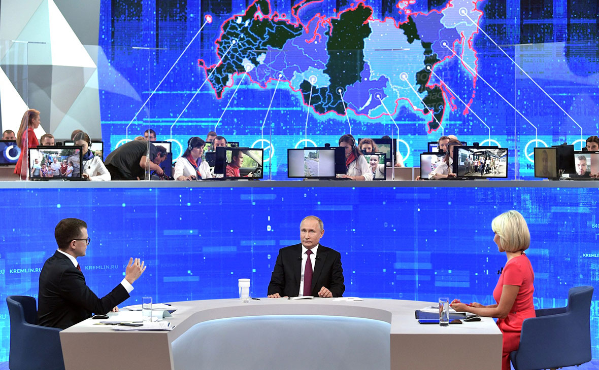 Владимир Путин во время ежегодной специальной программы &laquo;Прямая линия с Владимиром Путиным&raquo; в Гостином дворе, 2019 год