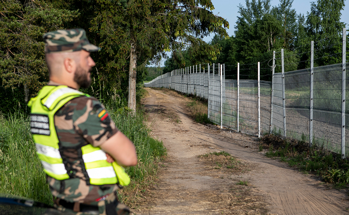 Литовский пограничник патрулирует линию границы