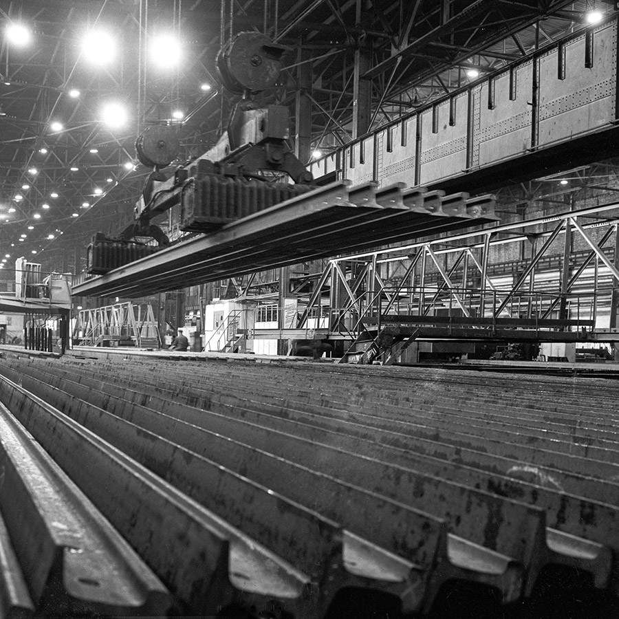 На фото:  основная продукция завода&nbsp;&mdash; рельсы и балки для железнодорожников, 1 июня 1966 года