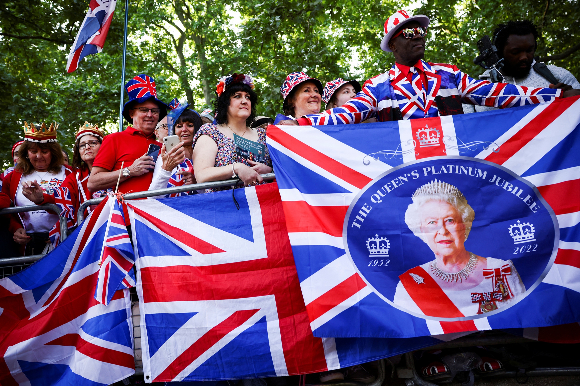 Салют, корги и парад: как Британия празднует юбилей Елизаветы II