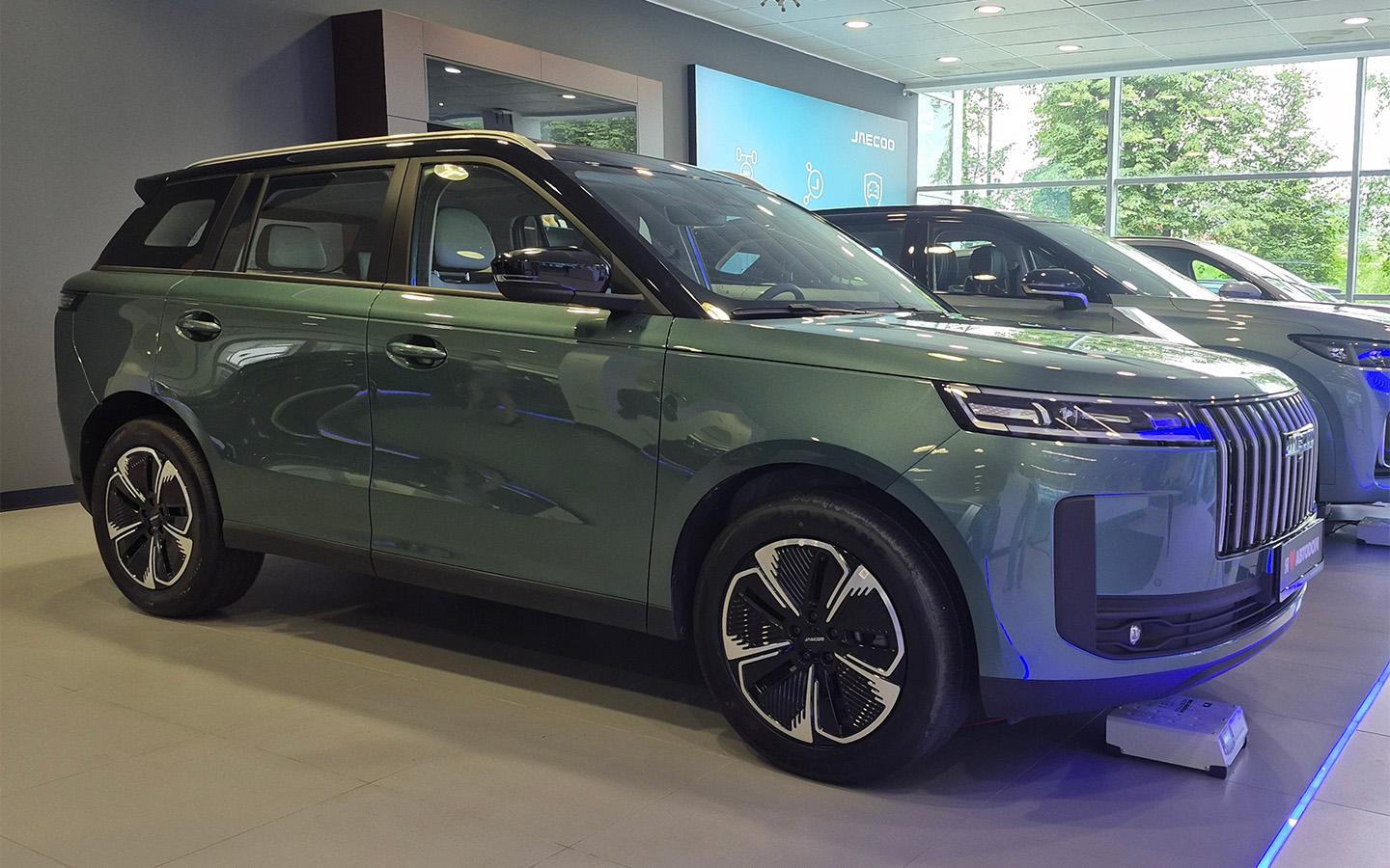 Jaecoo J6 появился в автосалоне в России. Но купить его еще нельзя