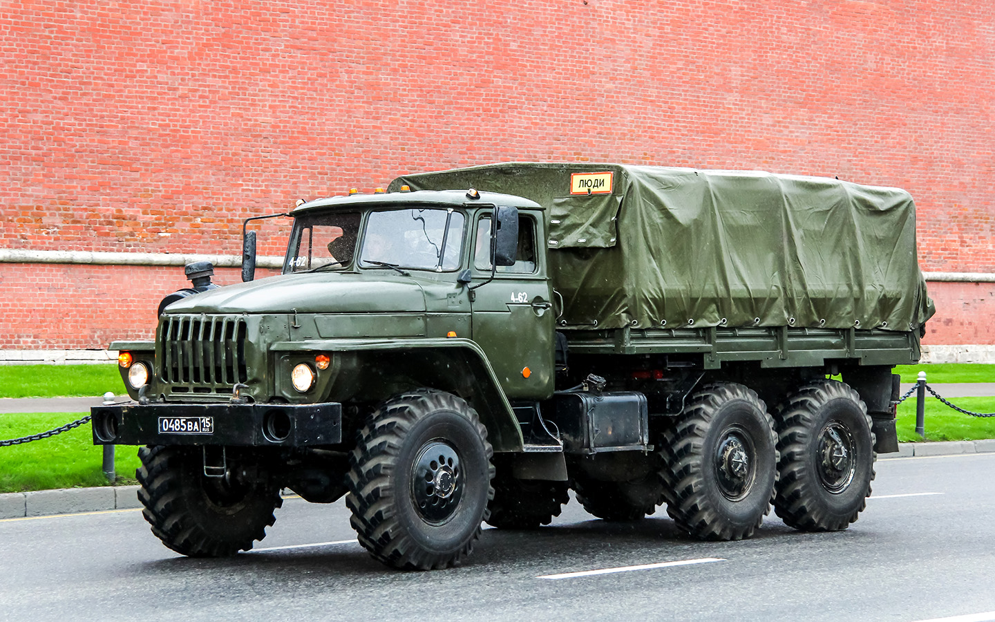 Черный цвет номеров указывает на принадлежность автомобиля к Вооруженным силам РФ или другим военным структурам