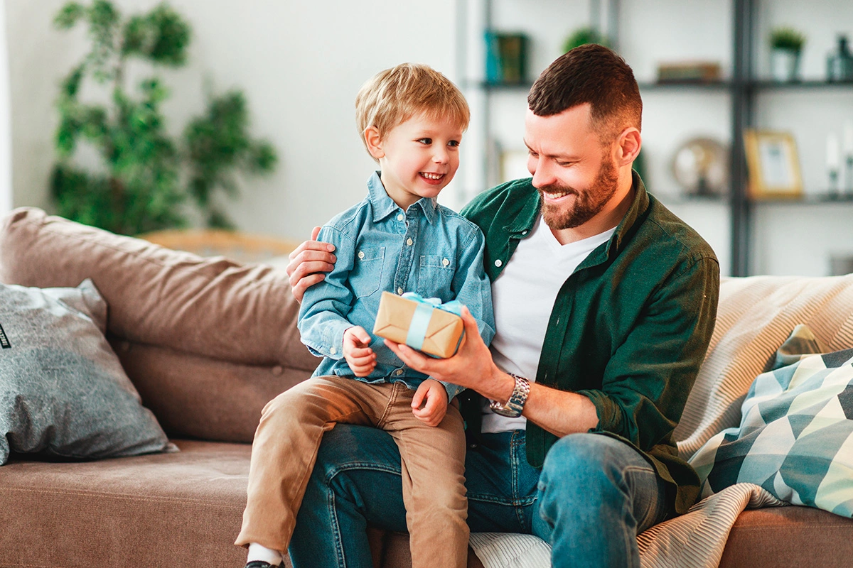 В День отца вместе с поздравлениями папе можно вручить небольшой подарок