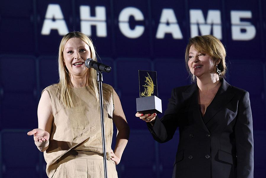 Ольга Медынич получает приз в номинации &laquo;Лучший актерский ансамбль&raquo; за сериал &laquo;Макрон&raquo;&nbsp;на церемонии закрытия V Всероссийского фестиваля сериалов &laquo;Пилот&raquo; в Иванове, 2023 год