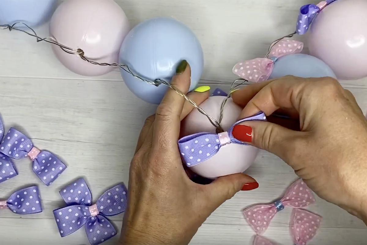 Как сделать новогоднюю гирлянду из шаров для сухого бассейна