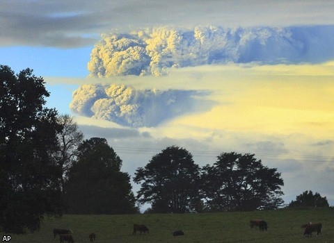 Небо Аргентины закрыто из-за вулкана. Уникальные ФОТО