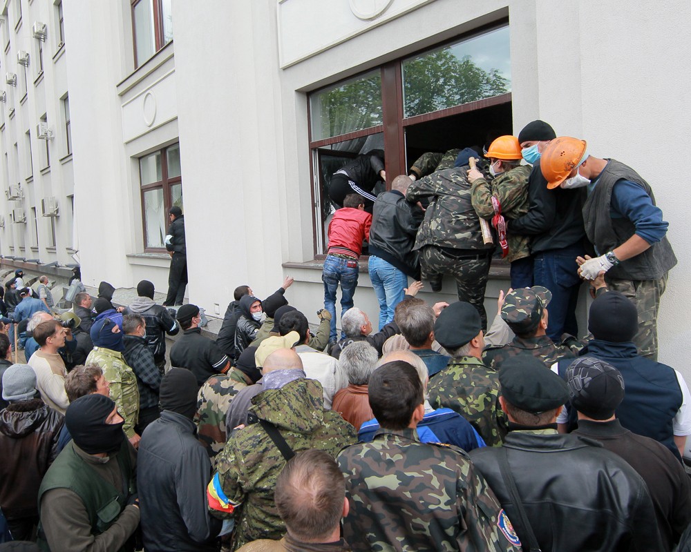 Пророссийские активисты штурмуют здание областной администрации в Луганске. Архив