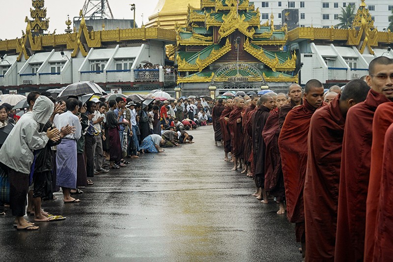 Демонстрация в поддержку борьбы буддийских монахов с военной хунтой в Бирме