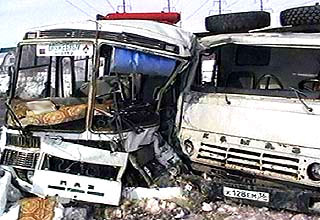 В Омской области КАМАЗ протаранил автобус, 8 человек погибли