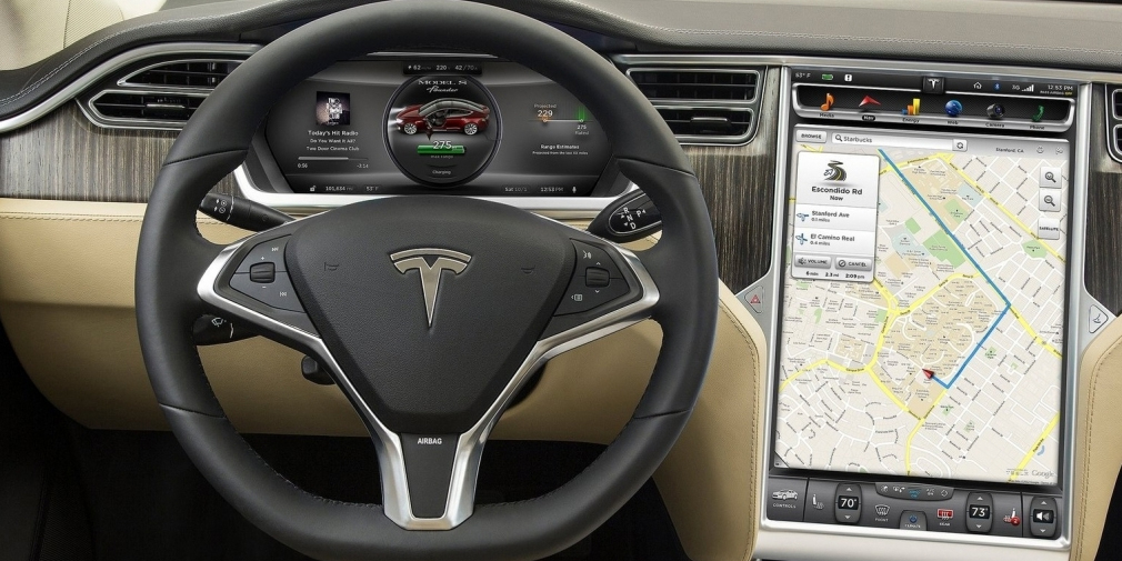 Систему Tesla запретили называть автопилотом