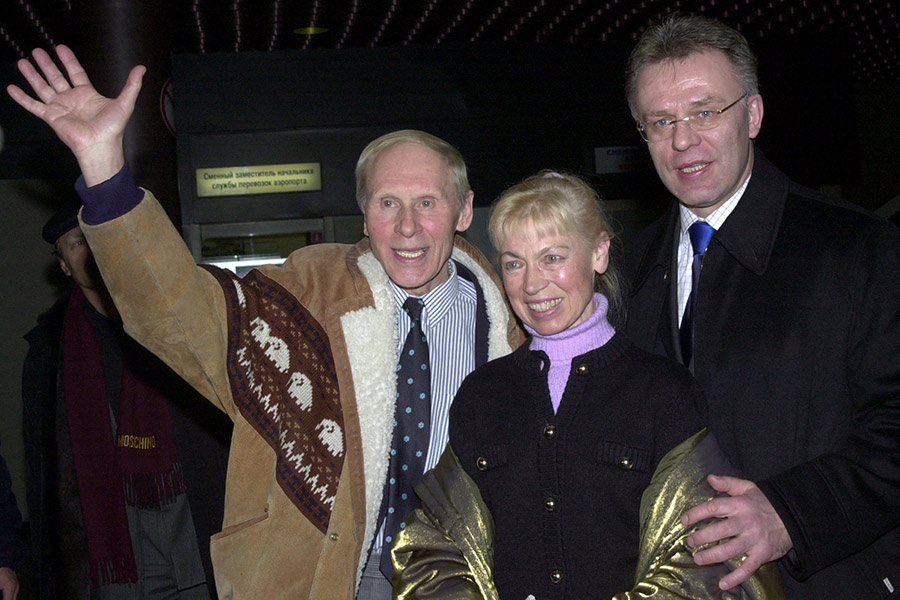 В 1995 году Белоусова и Протопопов получили гражданство Швейцарии.&nbsp;Они выступали на открытии чемпионата Европы в Софии. В&nbsp;Россию пара прилетела только в 2003 году после приглашения Вячеслава Фетисова.
