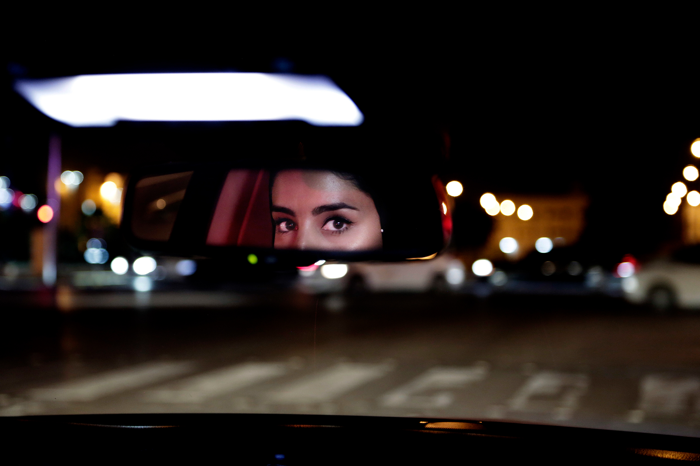 Июнь. Женщина за рулем автомобиля в Эр-Рияде. В этом году власти Саудовской Аравии сняли запрет на вождение для женщин
