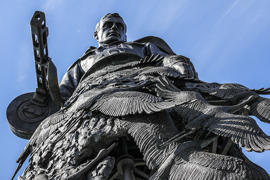 Памятник Советскому солдату выполнен из бронзы, его высота 25&nbsp;м. Он расположен на насыпном кургане высотой 10&nbsp;м