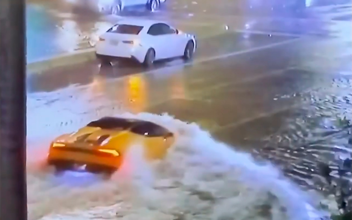 Спорткар Lamborghini проехал по затопленным улицам во время шторма. Видео