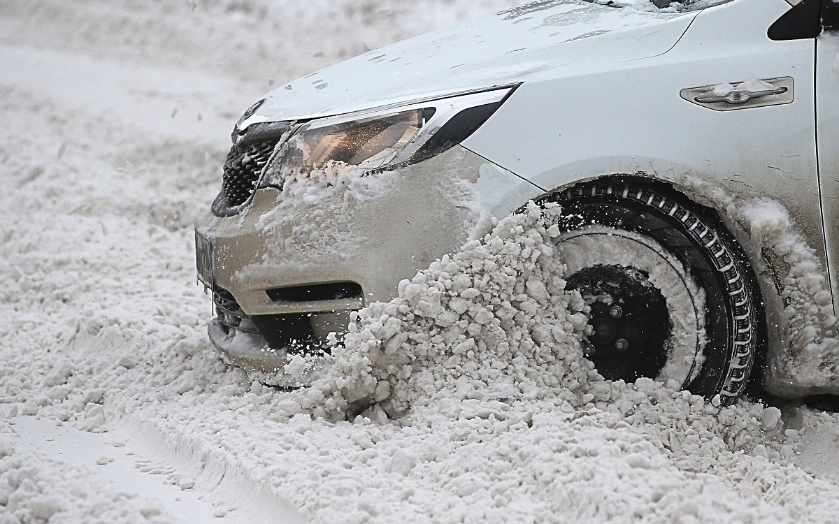 Машина буксует в снегу