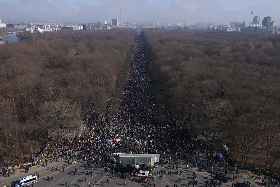 Парк Тиргартен в Берлине, Германия, 27 февраля. На демонстрацию в столице Германии собрались более 100 тыс. человек