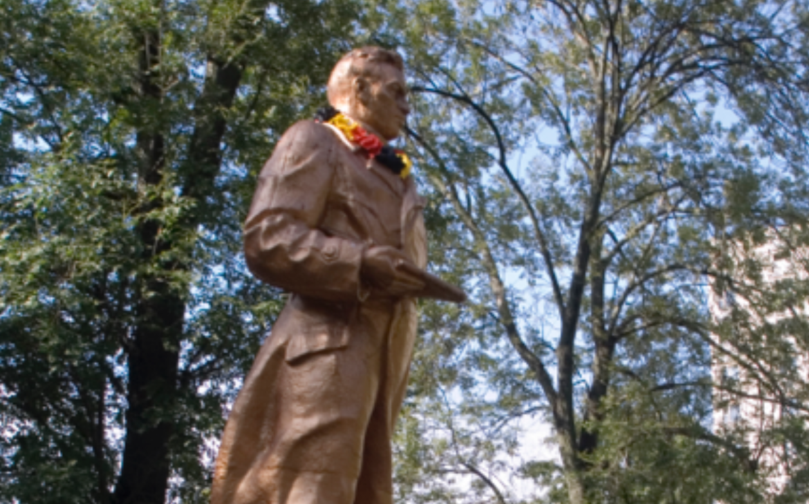В Киеве снесут памятник советскому летчику Чкалову