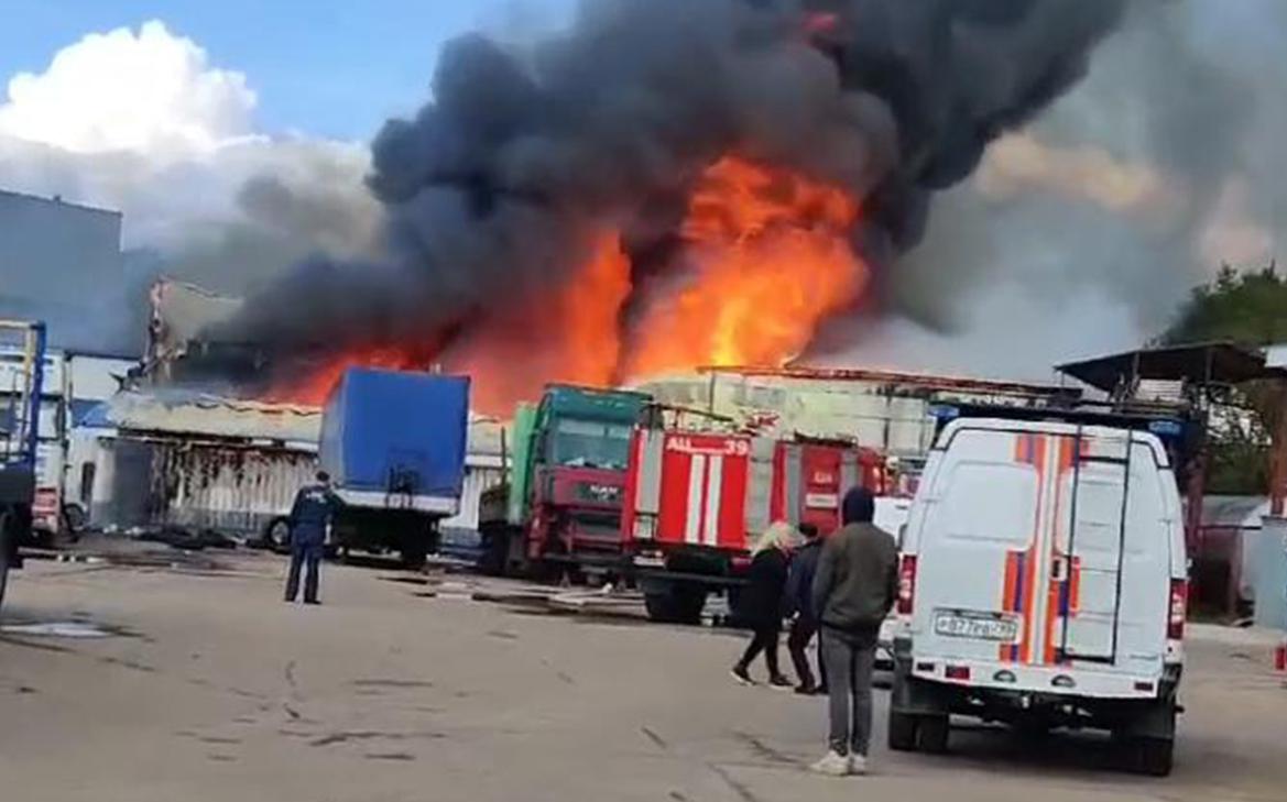 В Наро-Фоминске загорелся склад. Видео