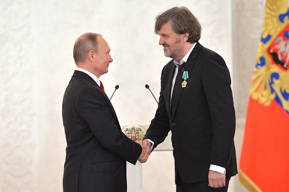 Президент России Владимир Путин и Эмир&nbsp;Кустурица&nbsp;на церемонии вручения государственных наград и премии президента России&nbsp;иностранным гражданам за особые заслуги в укреплении мира, дружбы,&nbsp;2016 год