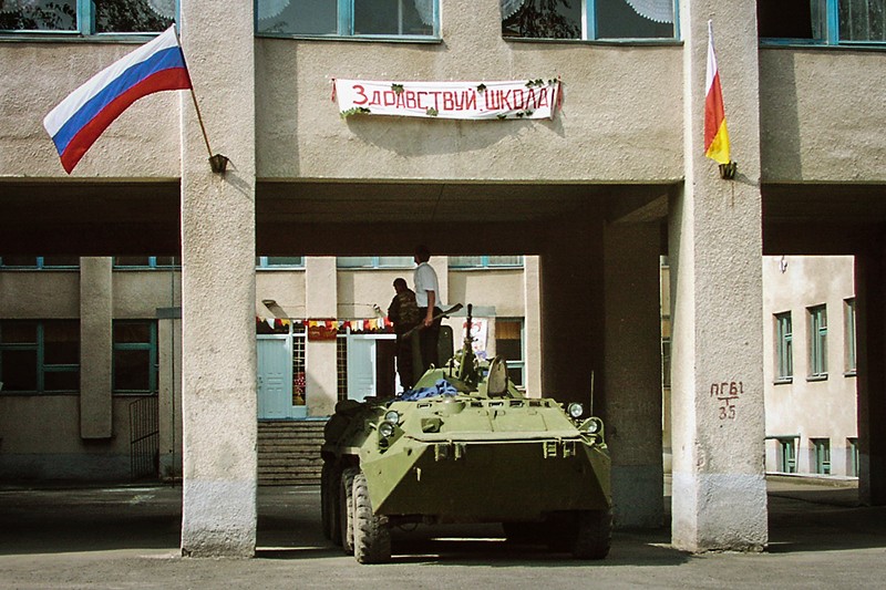 Российский БМП у здания захваченной школы. 