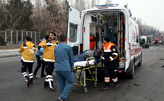 Медики увозят раненых с места взрыва


