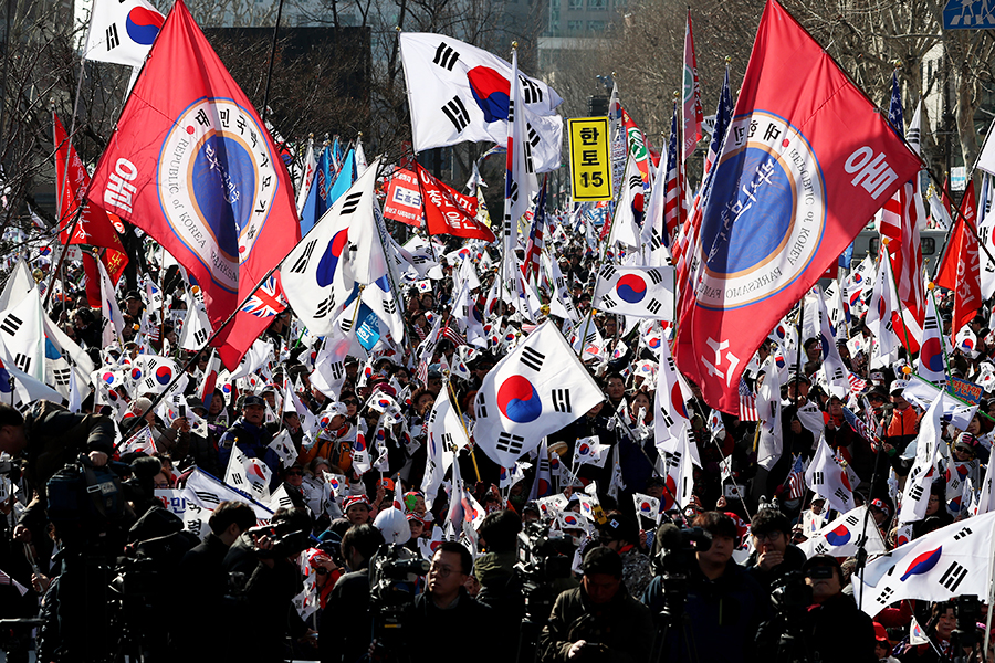 Сторонники президента Пак Кын Хе перед&nbsp;Конституционным судом в&nbsp;Сеуле