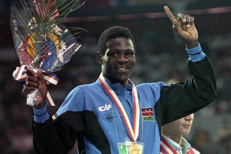 Роберт Вангила (22-5-0, 16 нокаутом)

Гражданство:  Кения

Возраст:  26 лет

Дата смерти:  24 июля 1994 года

Кениец Вангила на Олимпийских играх в Сеуле (1988) стал первым в истории олимпийским чемпионом по боксу (в категории полусреднего веса) из Африки. 22 июля 1994 года в поединке против американца Дэвида Гонсалеса он в девятом раунде был нокаутирован.

Однако кениец протестовал против досрочного завершения боя. Рефери Джо Кортез не поддался на протесты Вангилы. Недовольный кениец самостоятельно покинул ринг, но в раздевалке впал в кому. Через день после этого он умер.
