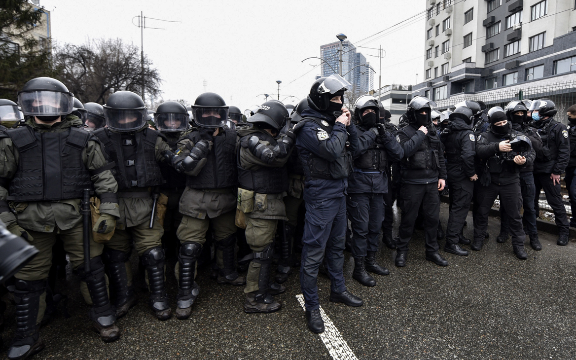Националисты в Киеве провели акции у офисов телеканалов «Наш» и «Интер»