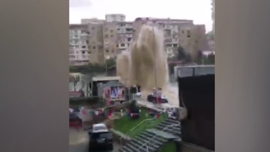 Фонтан на улице: кадры прорыва магистрального водопровода в Баку
