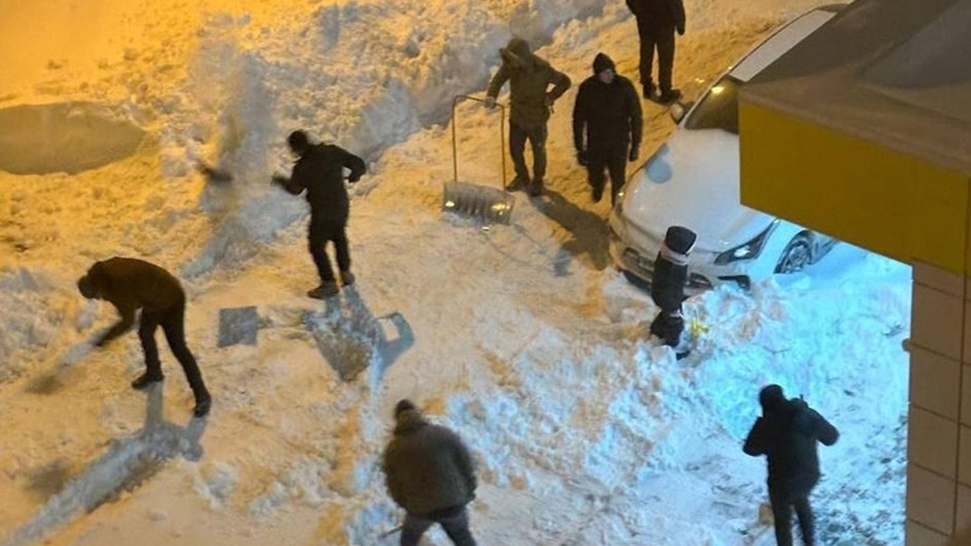 Как жители Воронежа сами чистят снег на улице. Видео