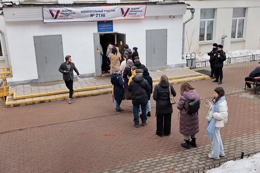 На фото: очередь перед избирательным участком в Академическом районе днем 17 марта, Москва.

В Москве, Санкт-Петербурге и нескольких других городах в воскресенье на некоторых участках появлялись очереди. К подобной форме протеста призывали Алексей Навальный и его сторонники.