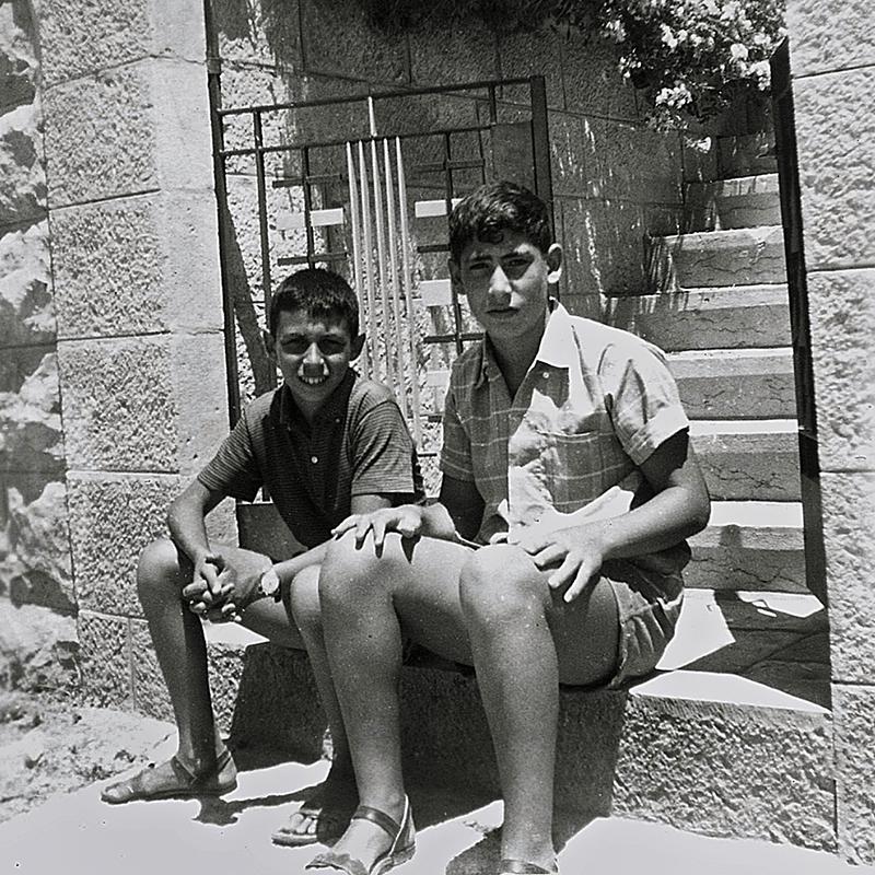 Молодой Биньямин Нетаньяху (справа) с&nbsp;другом у входа в дом своей семьи,&nbsp;Иерусалим, 1967 год