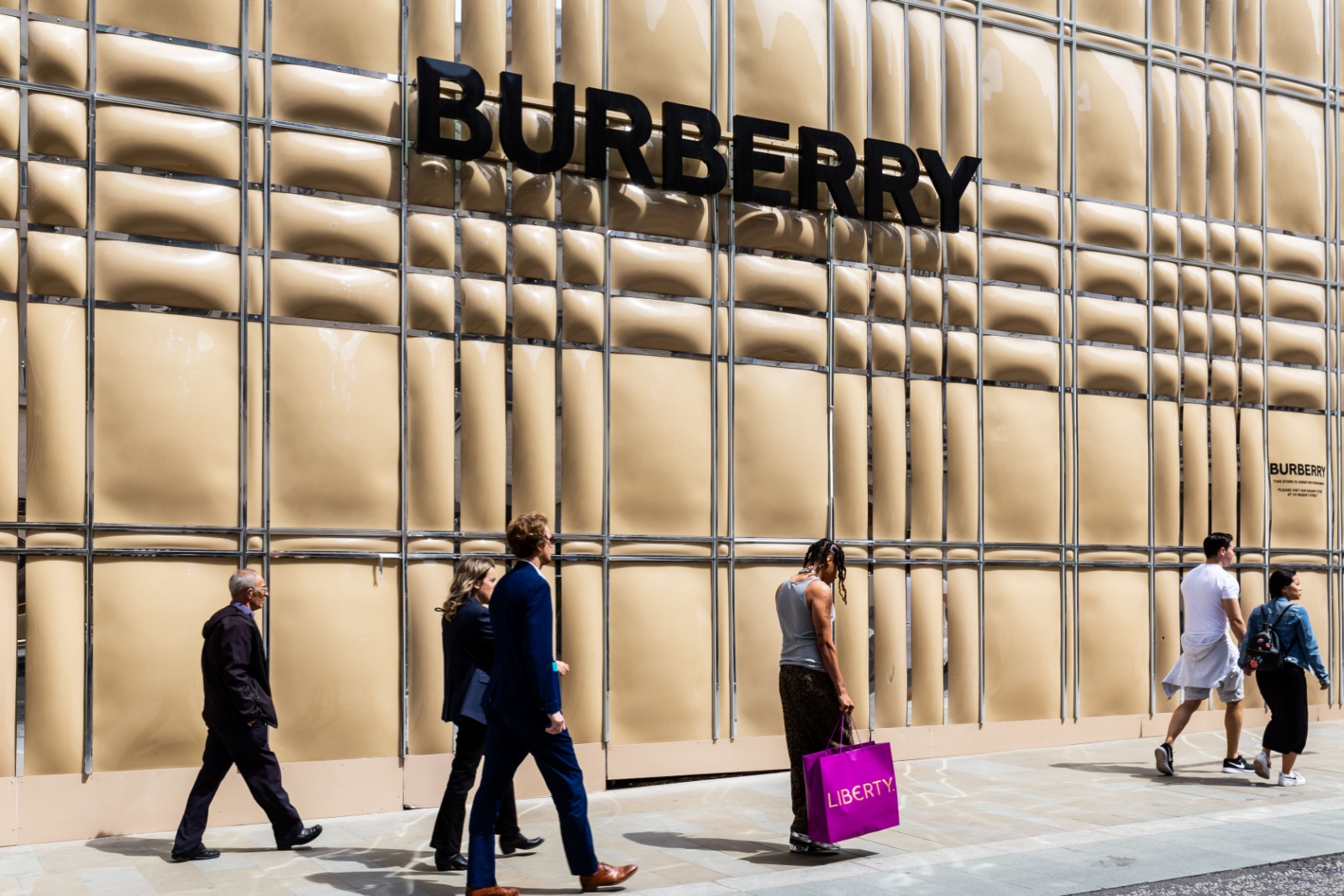 Витрина магазина Burberry на Бонд-стрит. Лондон, Великобритания