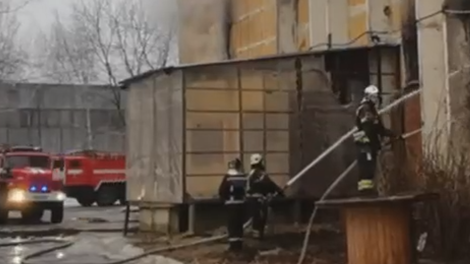 В Химках на площади 1,2 тыс. кв. м загорелось производство пленки